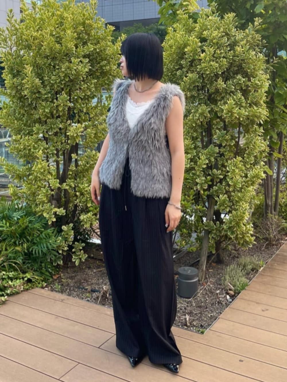 ホワイト系のキャミソール、ブラック系のスラックス、グレー系のニット/セーターを着用したレディースの秋コーディネートの1枚目の写真