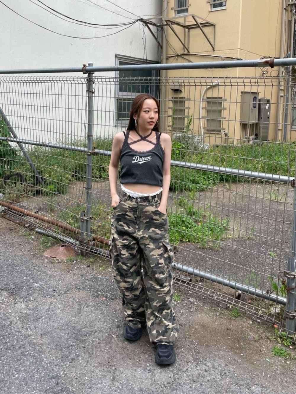 「大人カジュアルコーデ、夏コーデ、骨格ウェーブ、迷彩パンツ、迷彩、タンクトップコーデ、タンクトップ、ロゴ」｜「RAY CASSINのデニムカーゴパンツ（デニムパンツ、ベージュ系）」を使った、RAYCASSIN_officialさん（骨格ウェーブ・レディース・158cm）の春コーディネートの1枚目の写真