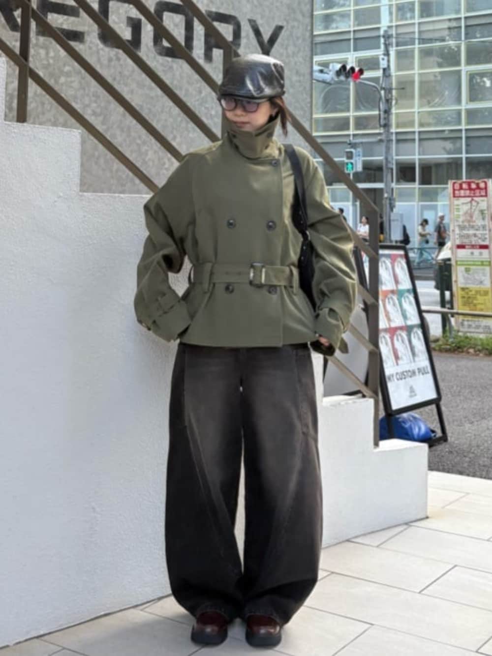 ブラック系のデニムパンツ、ブラウン系のローファーを着用したレディースの夏コーディネートの1枚目の写真