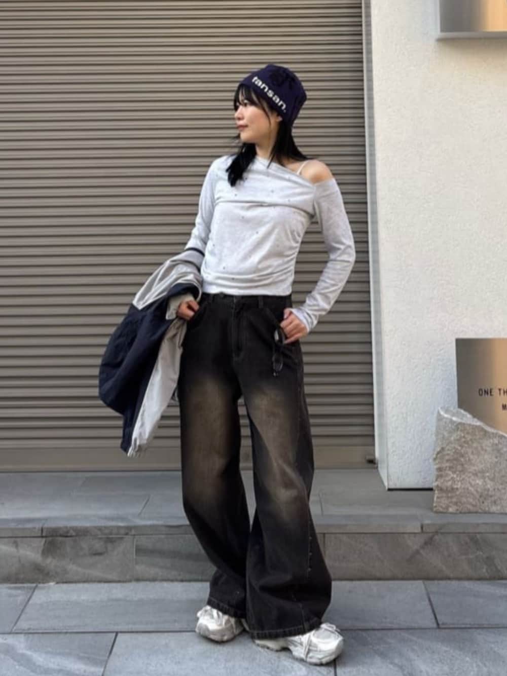 ブラック系のデニムパンツ、ホワイト系のTシャツ/カットソーを着用したレディースの春コーディネートの1枚目の写真