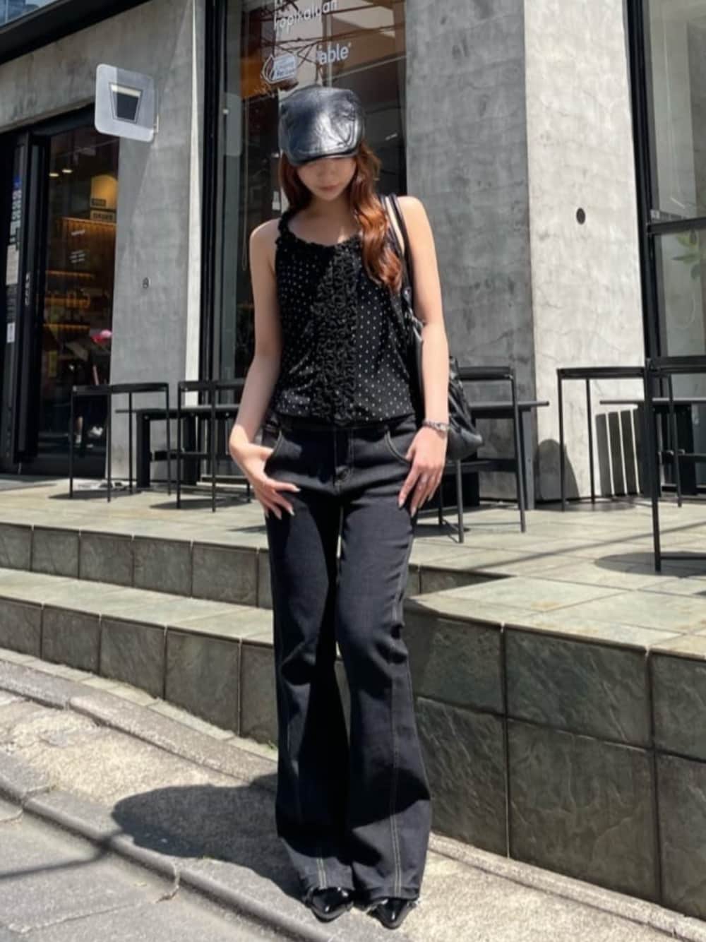 ブラック系のデニムパンツ、ブラック系のTシャツ/カットソーを着用したレディースの夏コーディネートの1枚目の写真