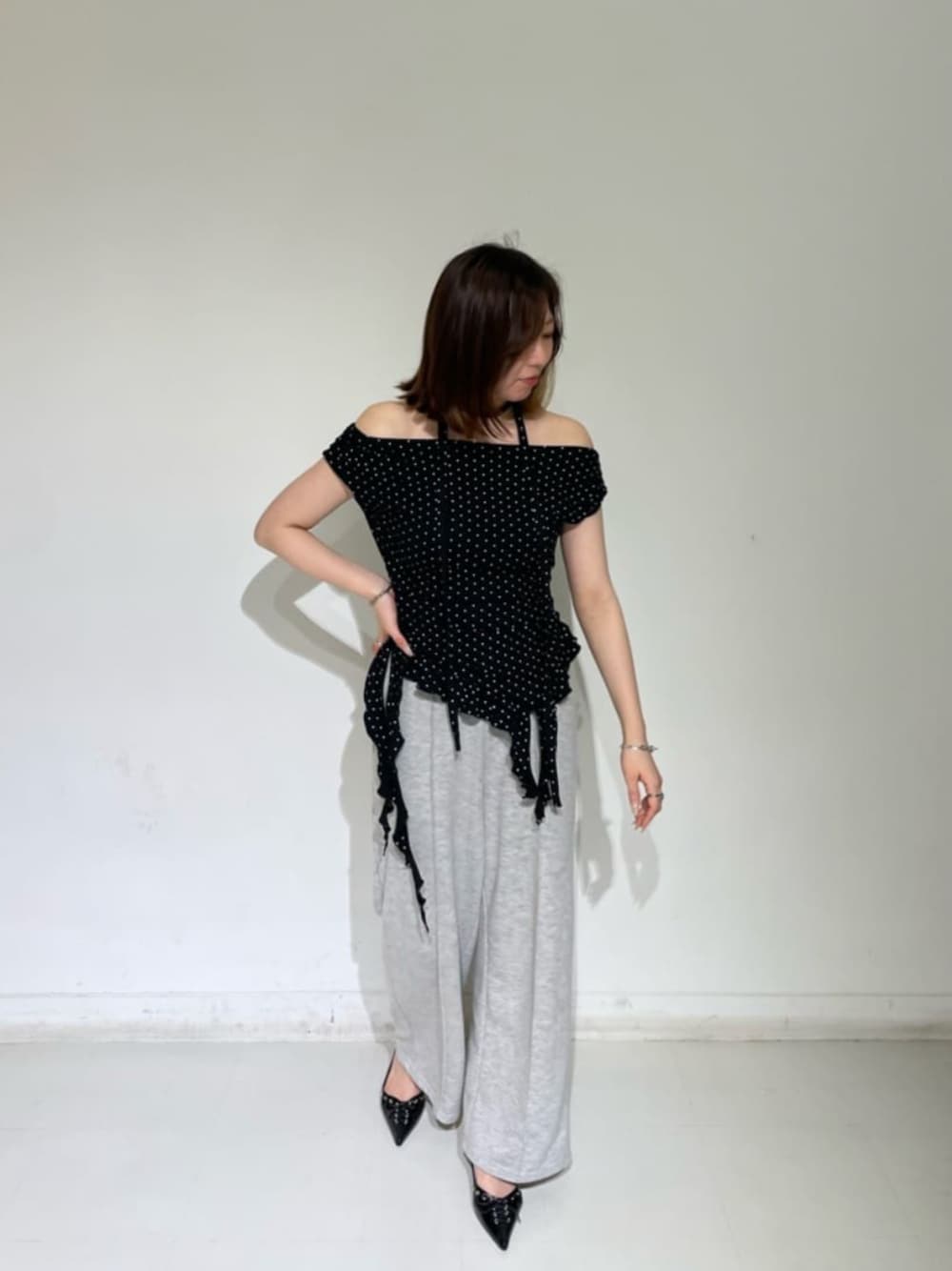 グレー系のスウェットパンツ、ブラック系のTシャツ/カットソー、ブラック系のその他シューズを着用したレディースの夏コーディネートの1枚目の写真