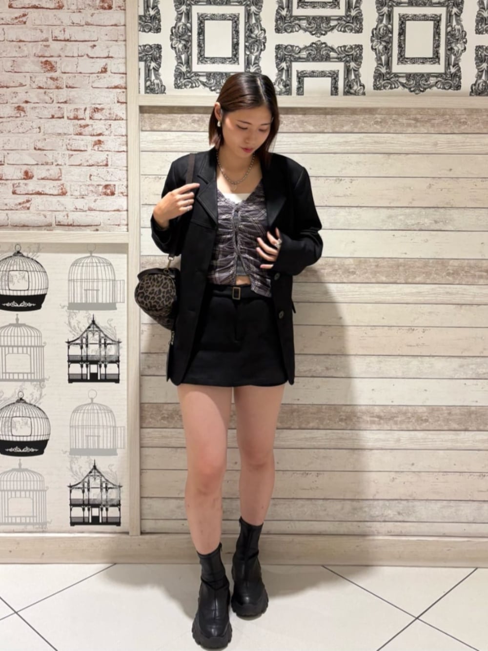 ブラウン系のシャツ/ブラウス、ブラック系のスカート、ブラック系のその他アウターを着用したレディースの秋コーディネートの1枚目の写真