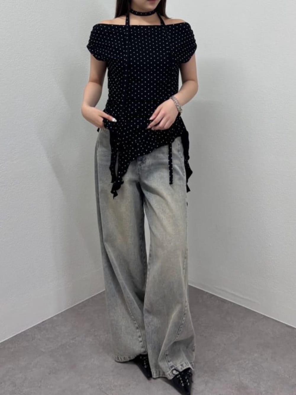 「モノトーン、黒Tシャツ、夏コーデ、大人カジュアルコーデ、大人かわいい、シンプルカジュアル、デニムコーデ、キレイめ、ワイドパンツ、ワイドデニム、骨格ストレート、骨スト」｜「RAY CASSINの【ウエスト調節可】サイド切替ワイドデニムパンツ（デニムパンツ、ブルー系）」を使った、RAYCASSIN_officialさん（骨格ストレート・レディース・158cm）の夏コーディネートの1枚目の写真