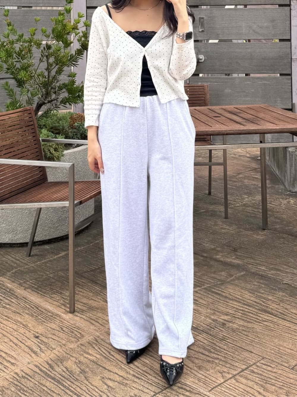 「夏ファッション、オトナ女子、夏コーデ、カジュアルコーデ、ドット柄、骨格ウェーブ、ミュール、カーディガン、着回しコーデ、低身長、低身長コーデ、スウェット、スウェットパンツ」｜「RAY CASSINのカップ付きレースチューブトップ（チューブトップ、ブラック系）」を使った、RAYCASSIN_officialさん（骨格ウェーブ・レディース・151cm）の夏コーディネートの1枚目の写真