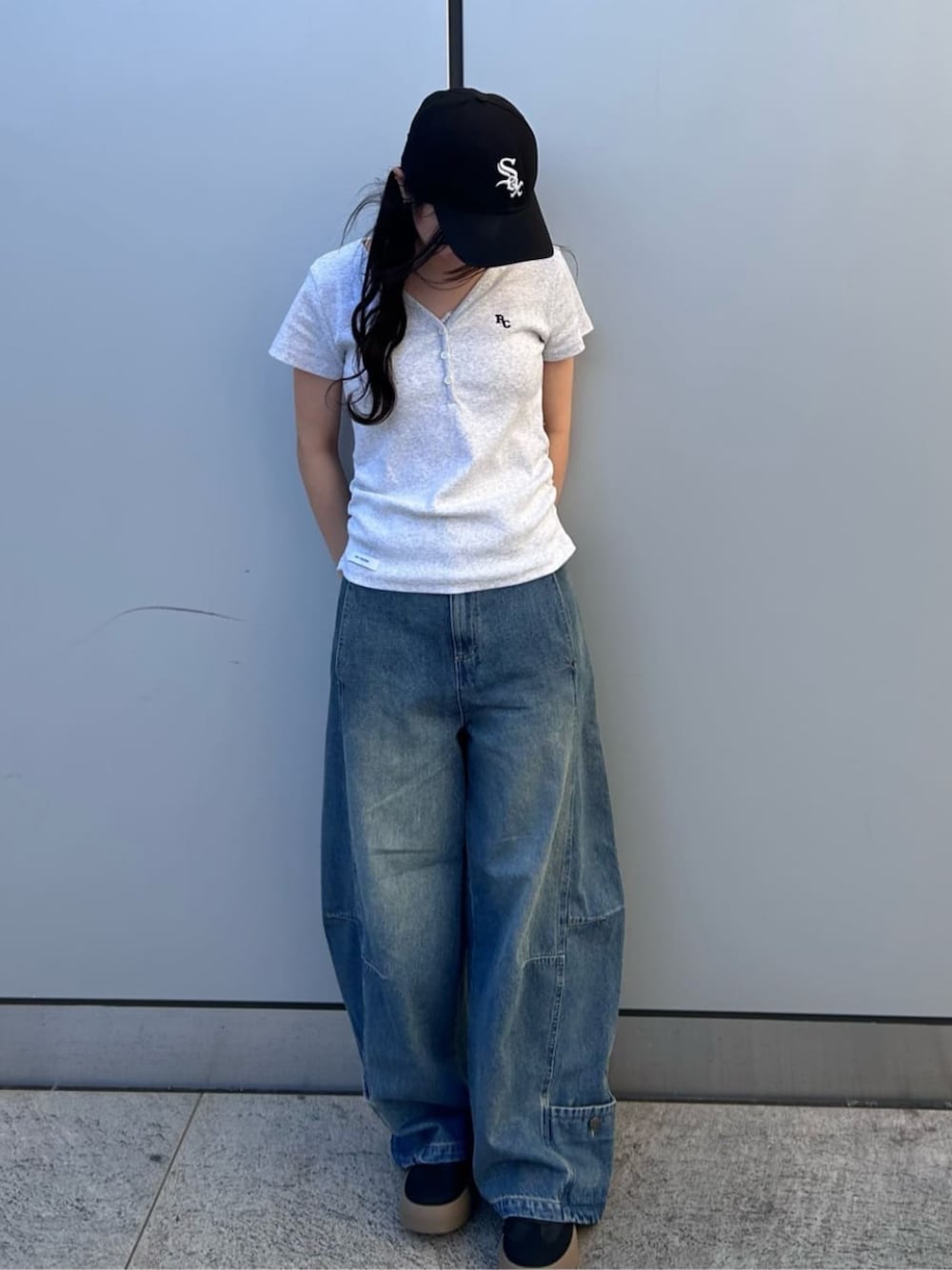 「骨格ストレート、骨スト、Vネック、ヘンリーネック、半袖、半袖Ｔシャツ、デニム、バルーンデニム」｜「RAY CASSINのバルーンルーズデニム（デニムパンツ、ブルー系）」を使った、RAYCASSIN_officialさん（レディース・159cm）の春コーディネートの1枚目の写真