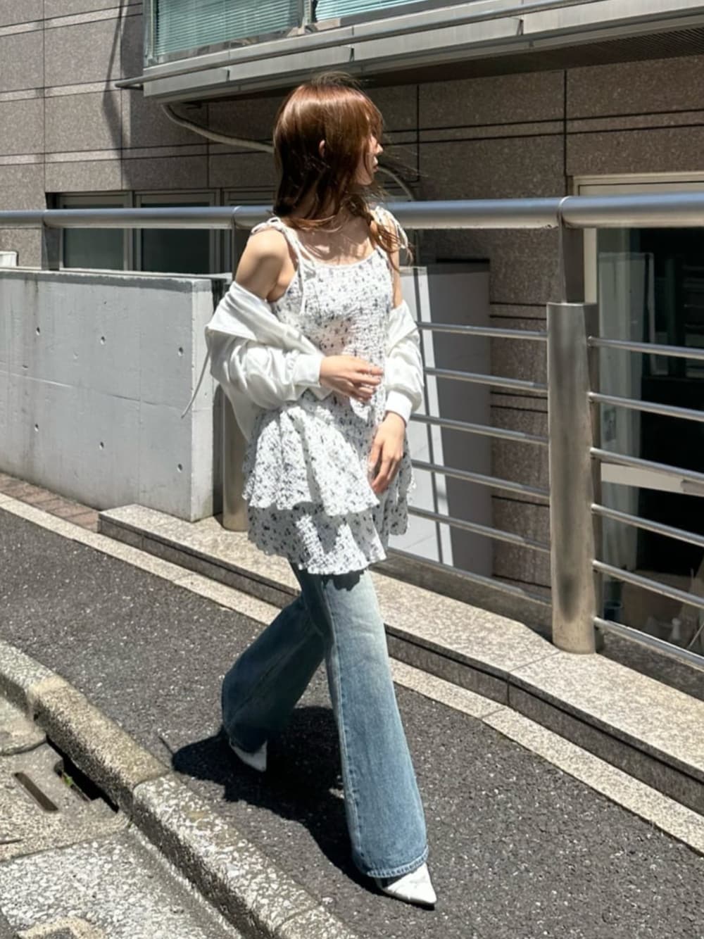 「レイヤードスタイル、春夏コーデ、カジュアルガーリー、大人カジュアルコーデ、大人女子、小花柄、キャミワンピース、ワンピース、骨格ウェーブ」｜「RAY CASSINのフレアデニムパンツ（デニムパンツ、ブルー系）」を使った、RAYCASSIN_officialさん（骨格ウェーブ・レディース・155cm）の春コーディネートの1枚目の写真