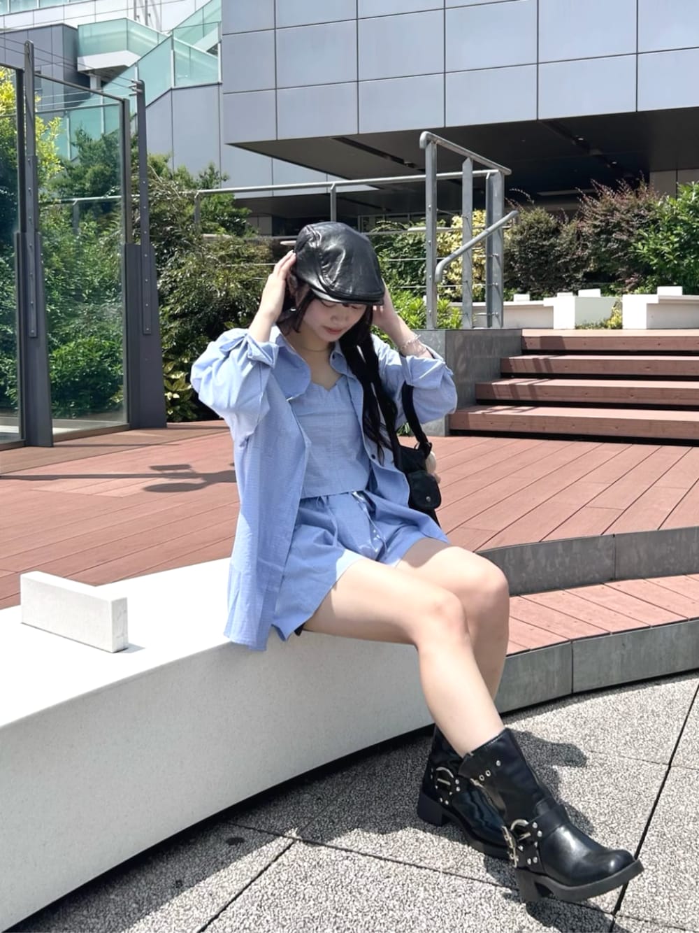 ブラック系のブーツ、ブルー系のシャツ/ブラウス、ブラック系のハンチング/ベレー帽を着用したレディースの夏コーディネートの1枚目の写真
