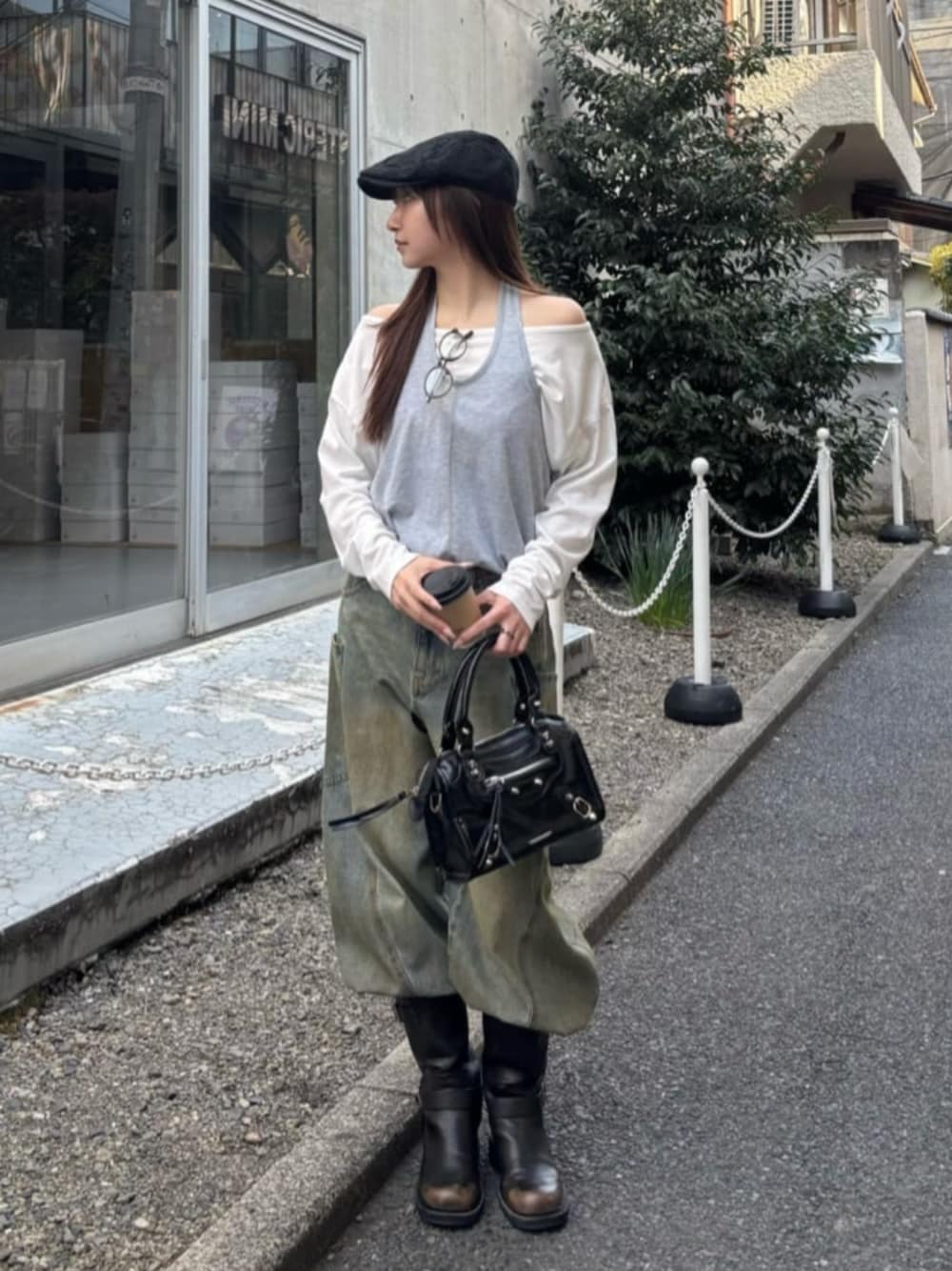 ブラック系のショルダーバッグ、グレー系のTシャツ/カットソー、ブラウン系のメガネを着用したレディースの春コーディネートの1枚目の写真