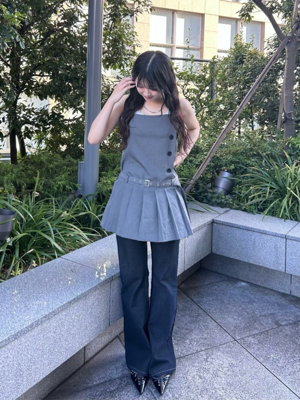 ホワイト系のキャミソール、ブラック系のその他シューズ、ブルー系のデニムパンツを着用したレディースの夏コーディネートの1枚目の写真