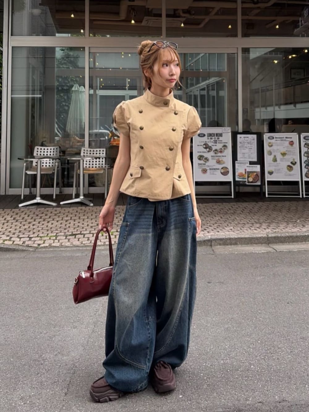 ブルー系のデニムパンツ、ベージュ系のシャツ/ブラウス、ベージュ系のシャツ/ブラウスを着用したレディースの夏コーディネートの1枚目の写真