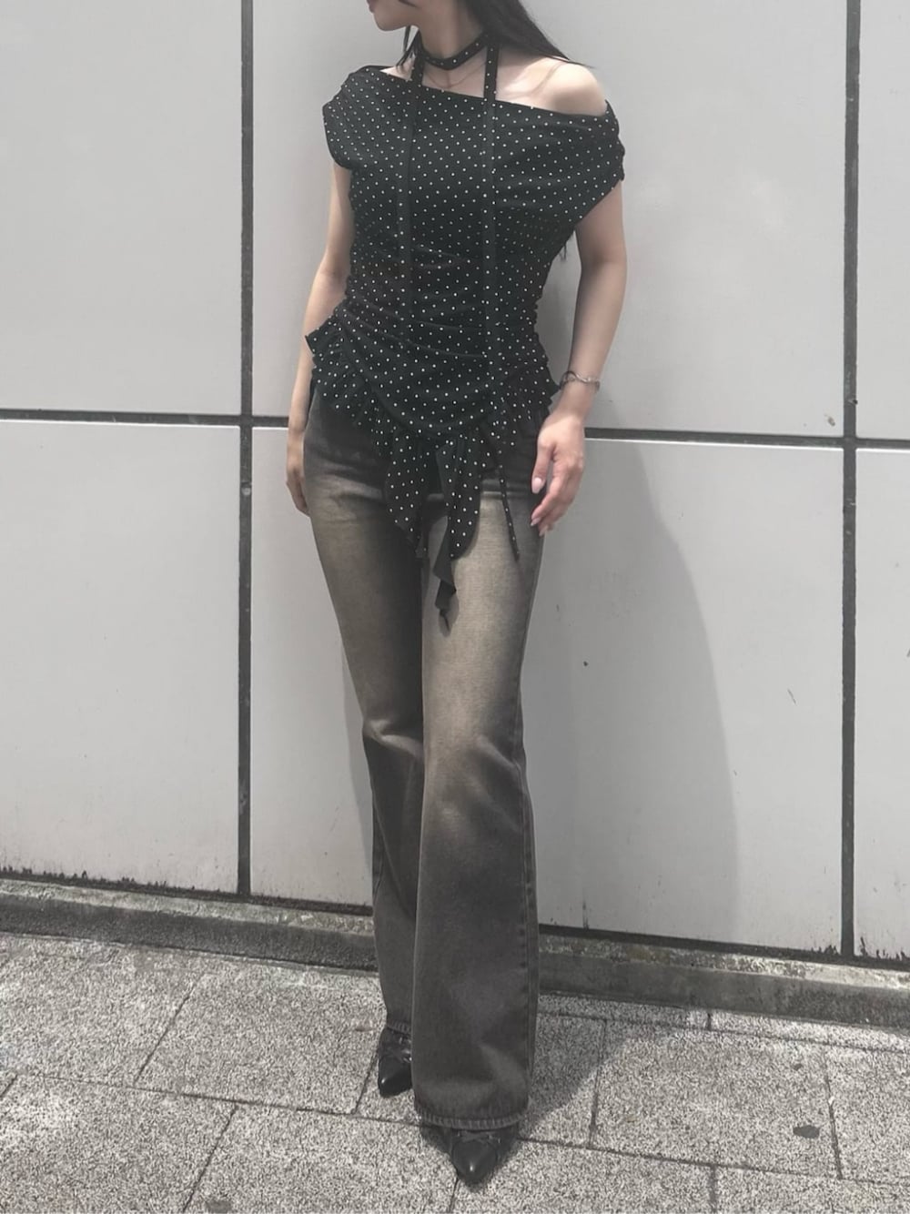 「ドット、ドット柄、フレアデニム、フレアデニムパンツ、デニム、デニムコーデ、骨格ストレート、骨スト、オフショル、おでかけコーデ、大人女子、お出かけコーデ、夏服コーデ」｜「RAY CASSINの【マルチウェイ/チョーカー付き】裾フリルドロストTシャツ（Tシャツ/カットソー、ブラック系）」を使った、RAYCASSIN_officialさん（骨格ストレート・レディース・159cm）の夏コーディネートの1枚目の写真