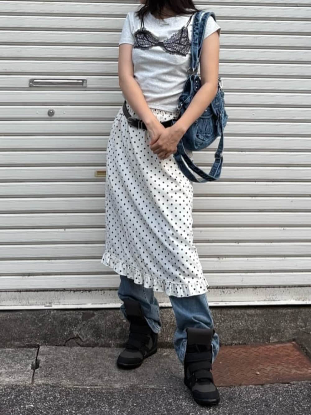ホワイト系のスカート、ホワイト系のTシャツ/カットソー、ブルー系のボストンバッグを着用したレディースの夏コーディネートの1枚目の写真
