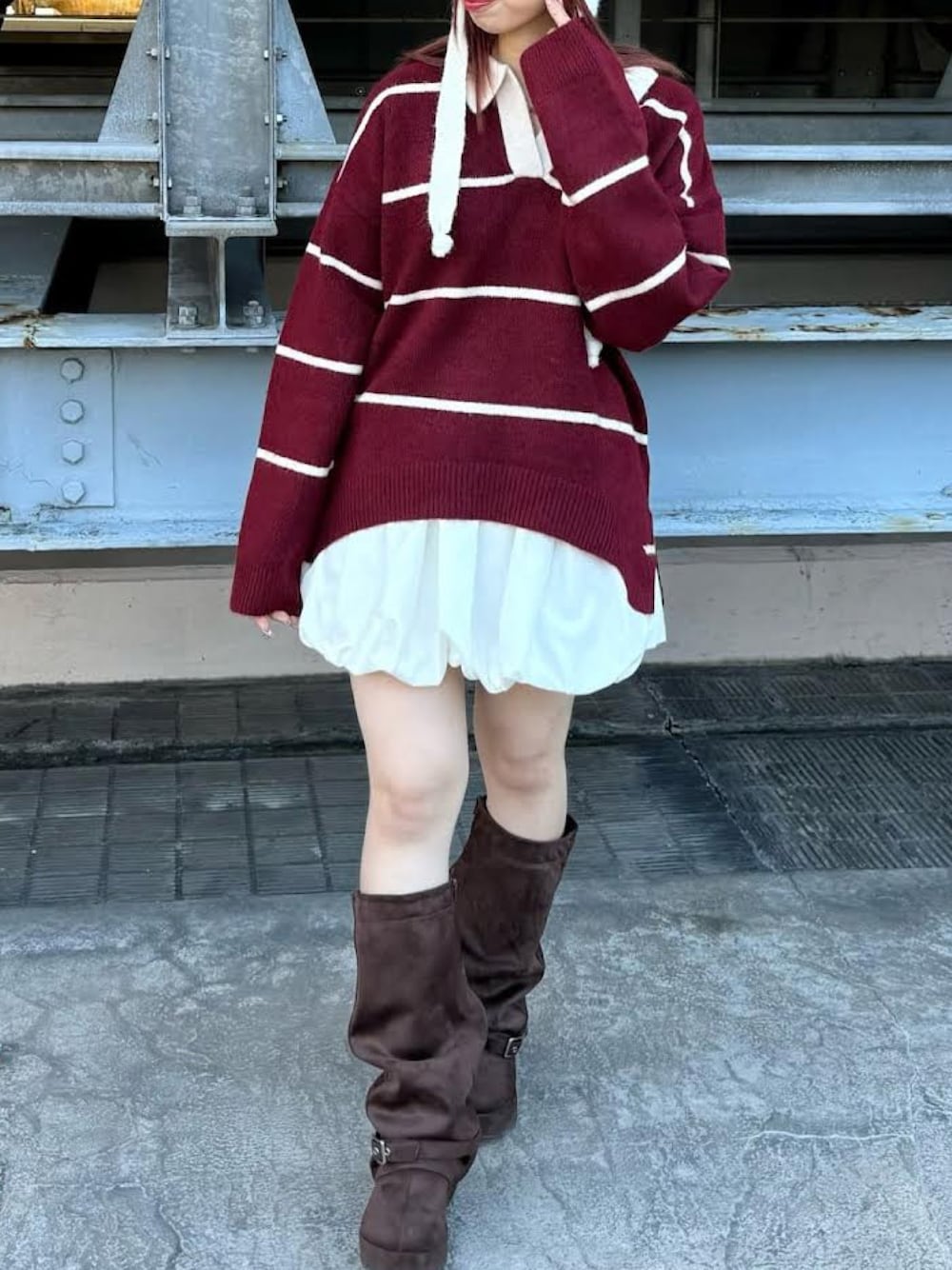 「ビーニー、はるコーデ、刺繍ニット、スキッパーシャツ、カラーコーデ、ロングブーツ、レイカズン(Ray Cassin)、ボーダー、柄ニット」｜「RAY CASSINの【新色追加／チクチクしないニット】ボーダースキッパーポロ刺繍ニット（ニット/セーター、レッド系）」を使った、RAYCASSIN_officialさん（レディース・151cm）の冬コーディネートの1枚目の写真