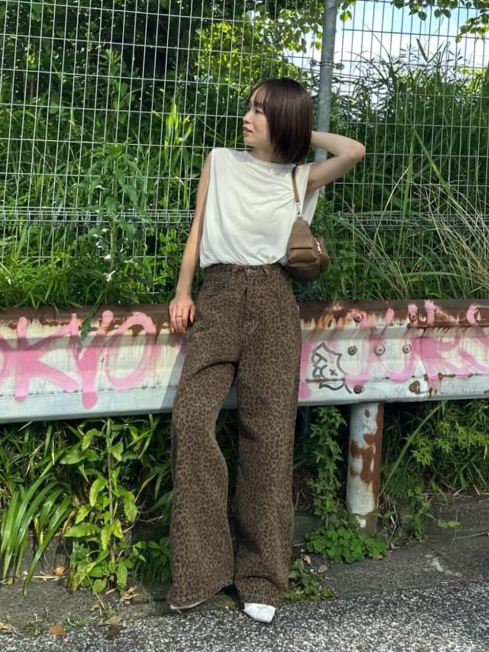 「ひょう柄、レオパード、ワイドパンツ、柄パンツ、骨格ウェーブ、夏コーデ、オトナカジュアル、ゆるコーデ、夏、休日スタイル」｜「RAY CASSINの【ウエスト調節可】サイド切替ワイドデニムパンツ（デニムパンツ、ブラウン系）」を使った、RAYCASSIN_officialさん（骨格ウェーブ・レディース・152cm）の夏コーディネートの1枚目の写真