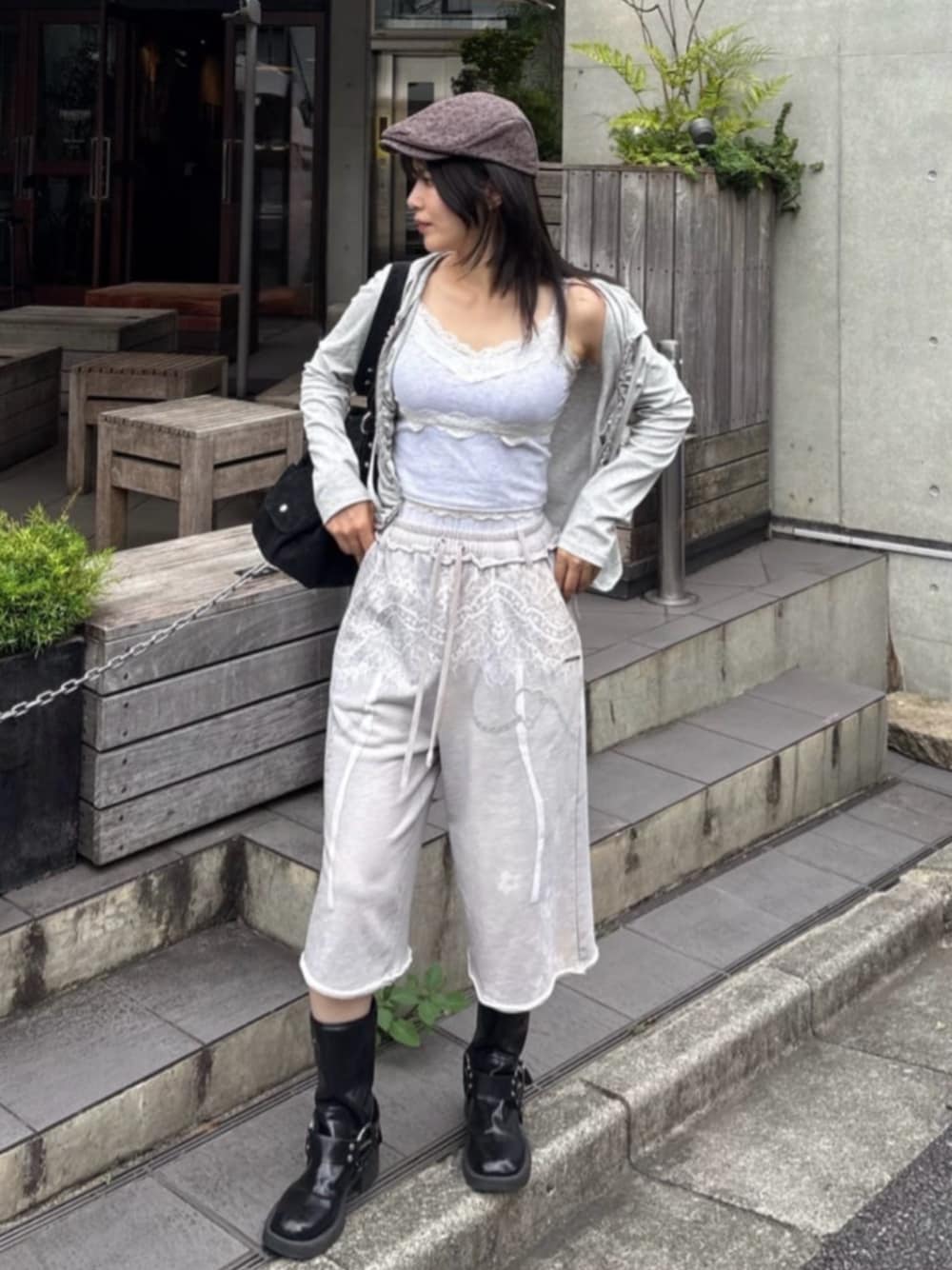 ホワイト系のキャミソール、グレー系のパーカー、ブラック系のトートバッグを着用したレディースの夏コーディネートの1枚目の写真