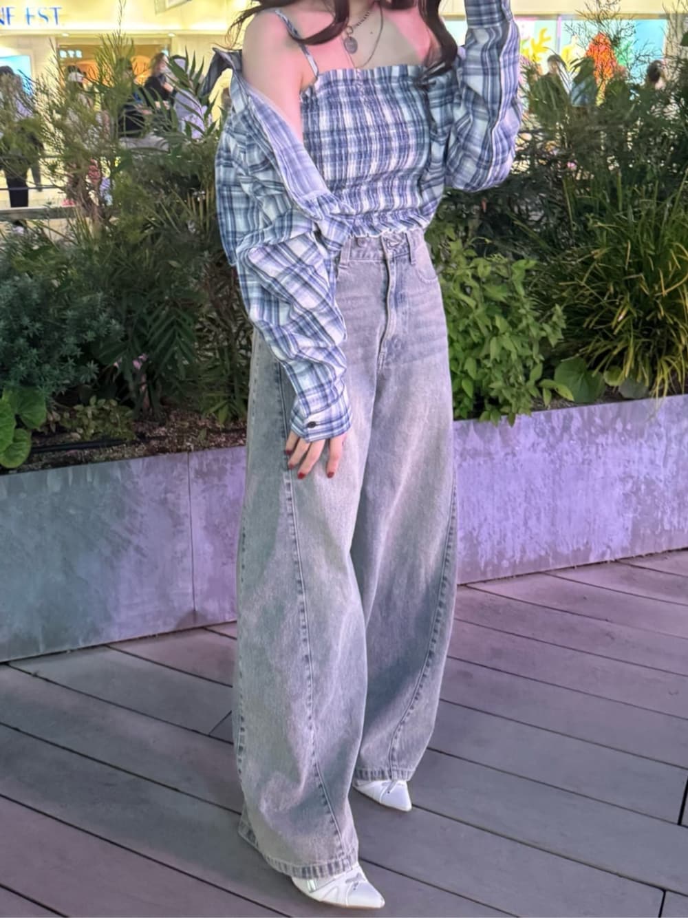 ブルー系のデニムパンツ、ブルー系のシャツ/ブラウスを着用したレディースの夏コーディネートの1枚目の写真