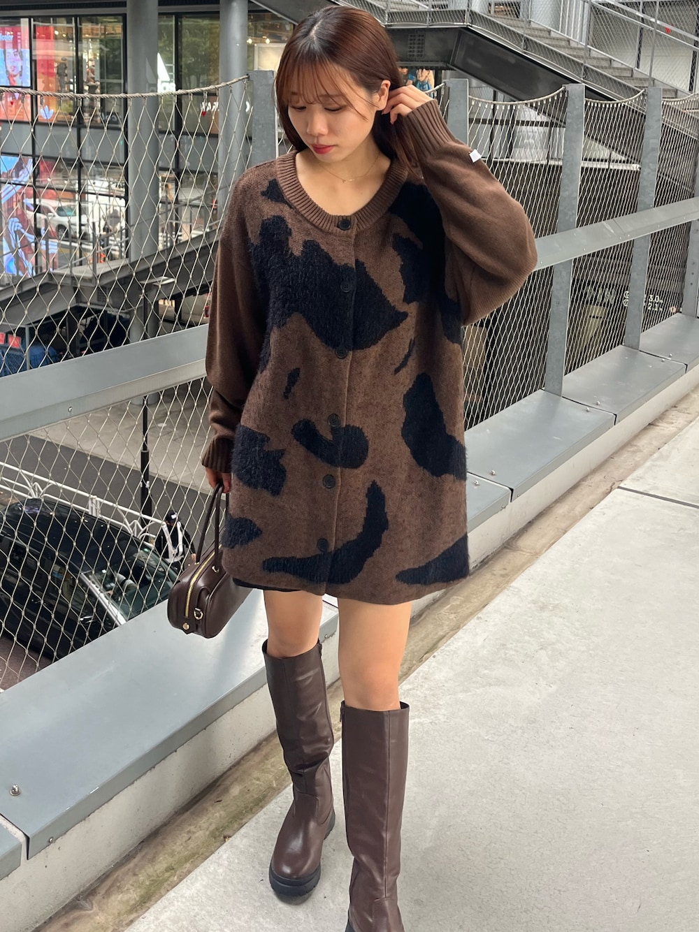 「秋コーデ、シンプルスタイル、オトナカワイイ、秋色、秋服コーデ、おしゃれさんと繋がりたい、お出かけコーデ、レイカズン(Ray Cassin)」｜「RAY CASSINの【1枚で映えニット・２way】Vネックヒョウ柄ルーズチュニック / ニット（ニット/セーター、ブラウン系）」を使った、RAYCASSIN_officialさん（レディース・157cm）の秋コーディネートの1枚目の写真