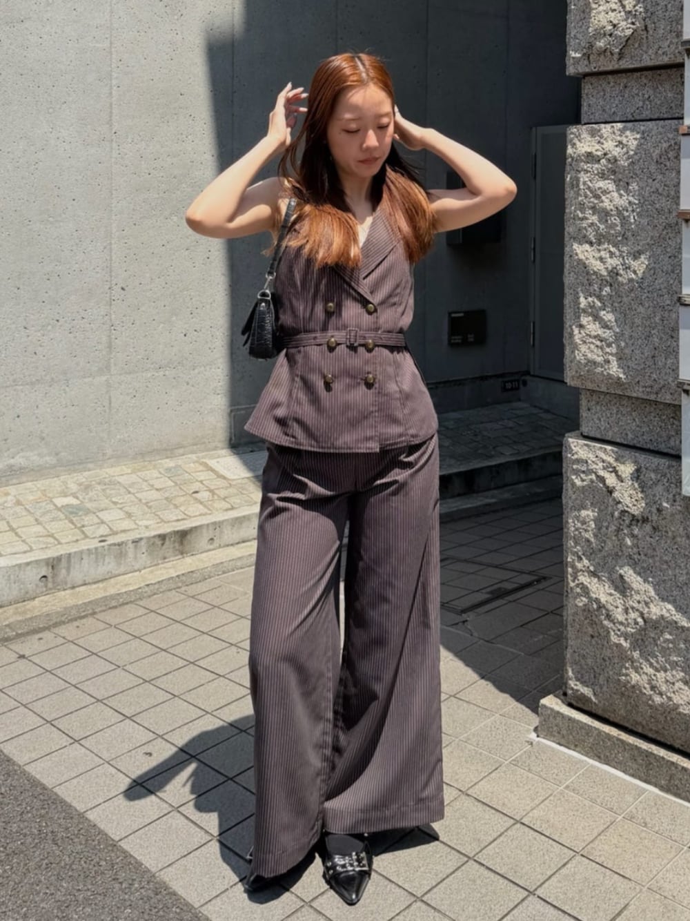 ブラウン系のシャツ/ブラウス、ブラウン系のその他パンツ、ブラック系のショルダーバッグを着用したレディースの夏コーディネートの1枚目の写真