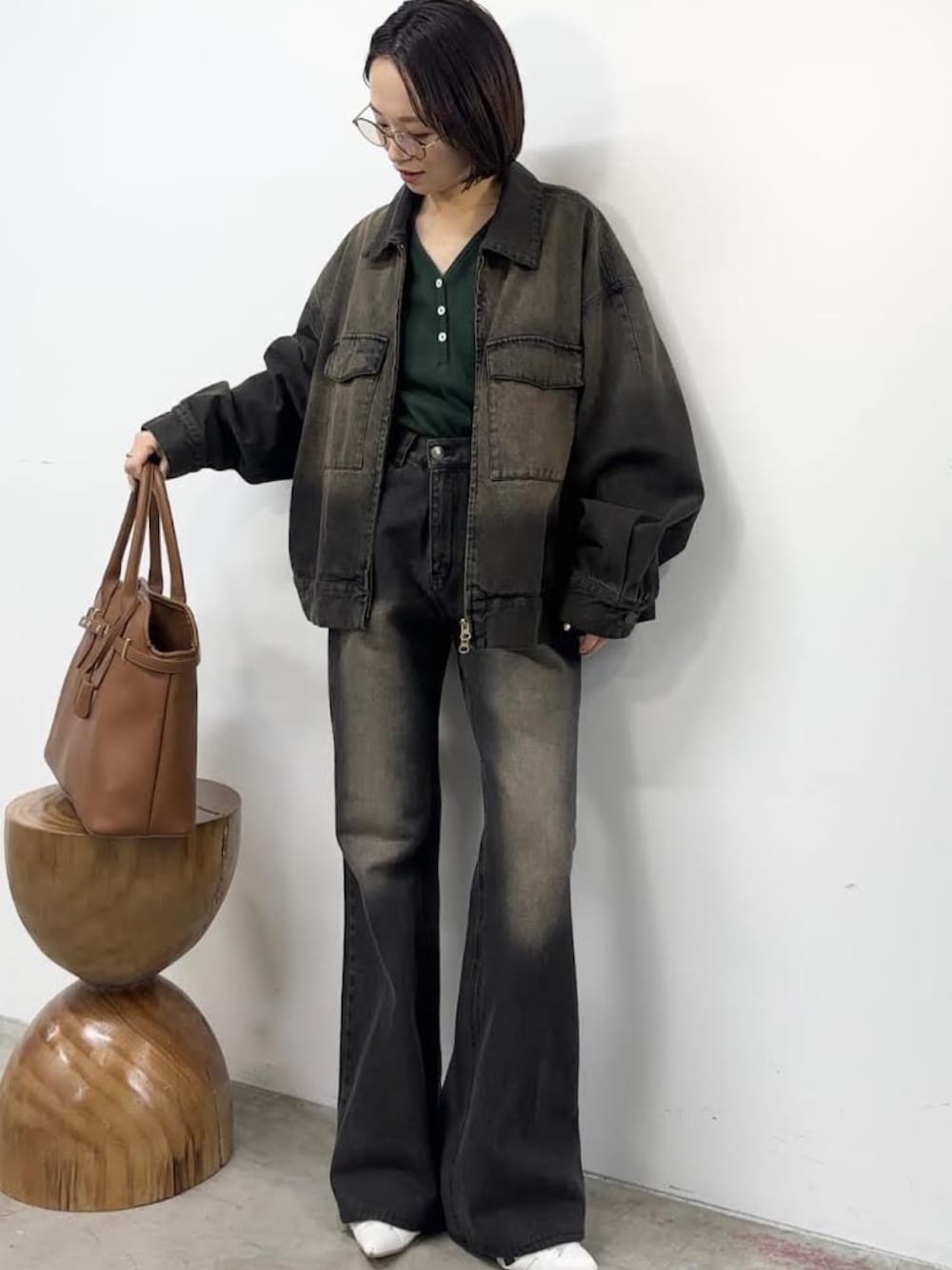 「デニムコーデ、美脚デニム、春コーデ、レイカズン(Ray Cassin)、骨格ストレート、骨格ウェーブ、ヘンリーネック、ヘンリーネックＴシャツ」｜「RAY CASSINのルーズダブルジップGジャン　/　デニムジャケット（デニムジャケット、ブラウン系）」を使った、RAYCASSIN_officialさん（レディース・152cm）の春コーディネートの1枚目の写真