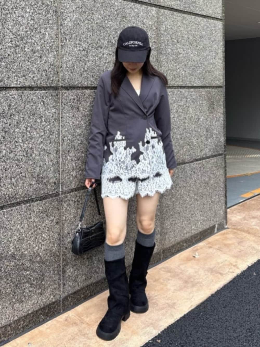 ブラック系のブーツ、グレー系のテーラードジャケット、グレー系のその他パンツを着用したレディースの秋コーディネートの1枚目の写真