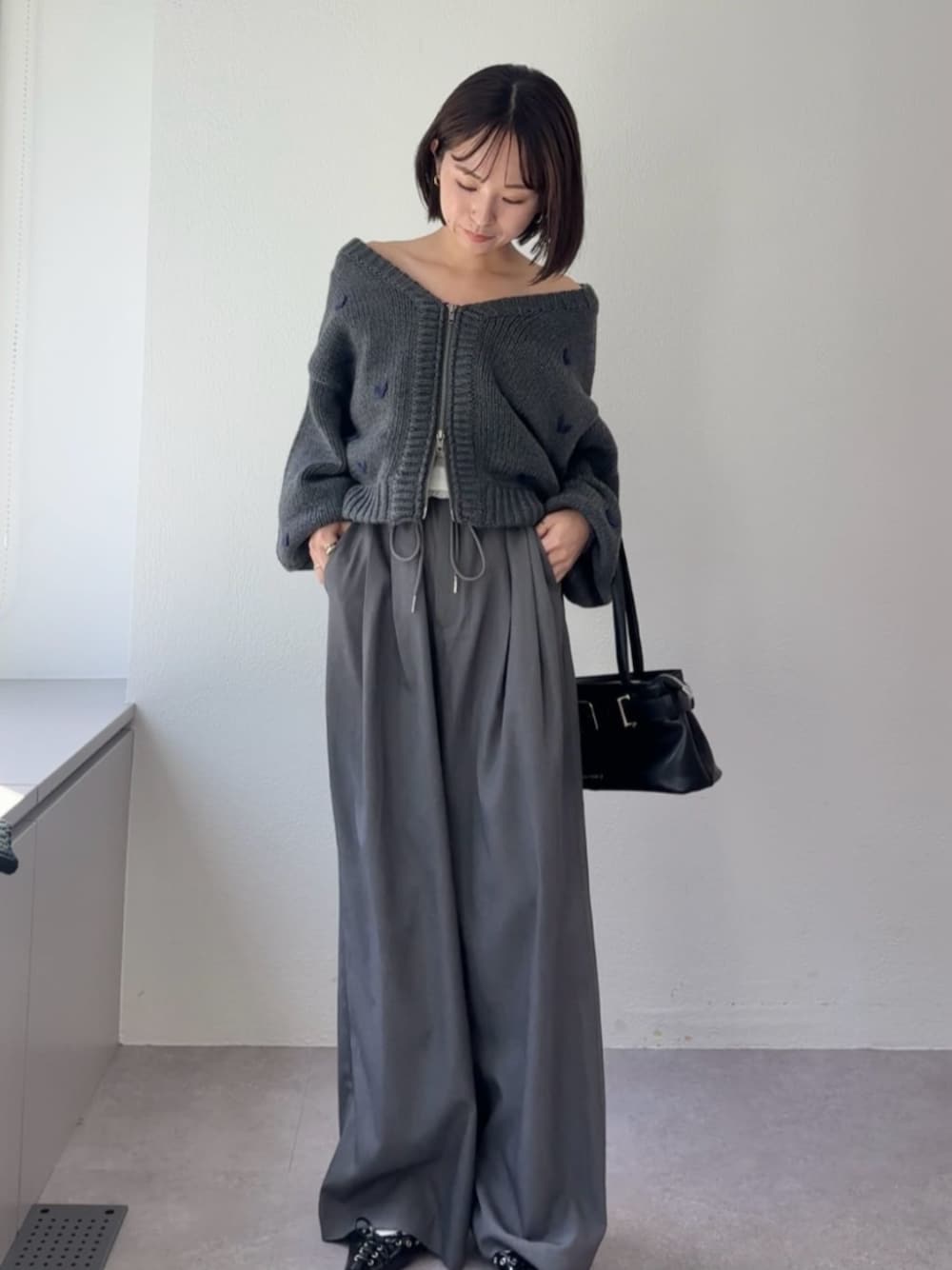 グレー系のカーディガン/ボレロを着用したレディースの秋コーディネートの1枚目の写真
