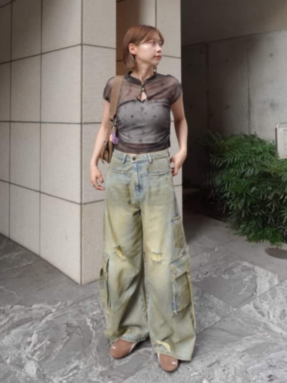 ブルー系のデニムパンツ、ブルー系のデニムパンツ、グレー系のTシャツ/カットソーを着用したレディースの夏コーディネートの1枚目の写真