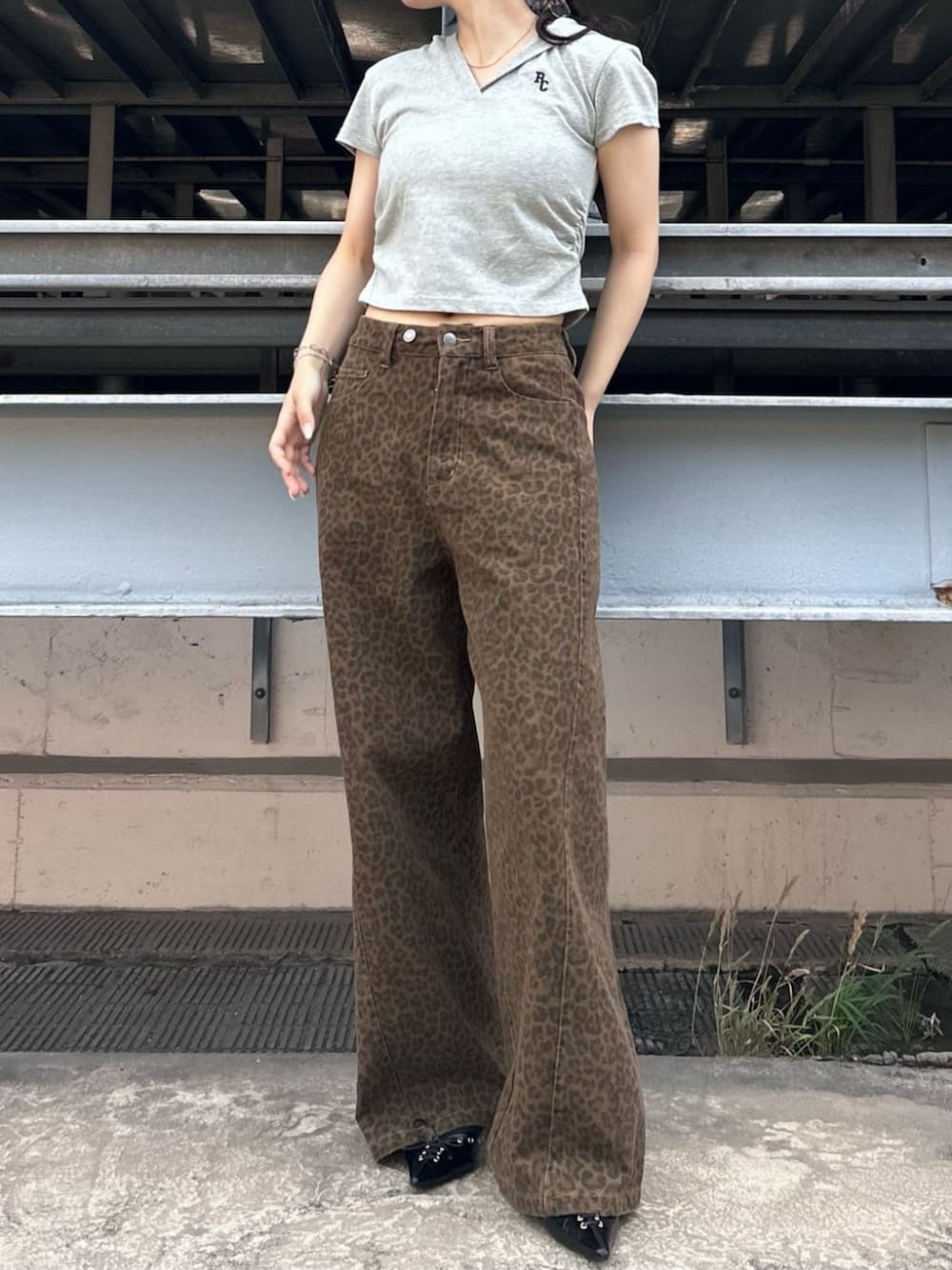 ブラック系のその他シューズ、ブラウン系のデニムパンツ、グレー系のTシャツ/カットソーを着用したレディースの夏コーディネートの1枚目の写真