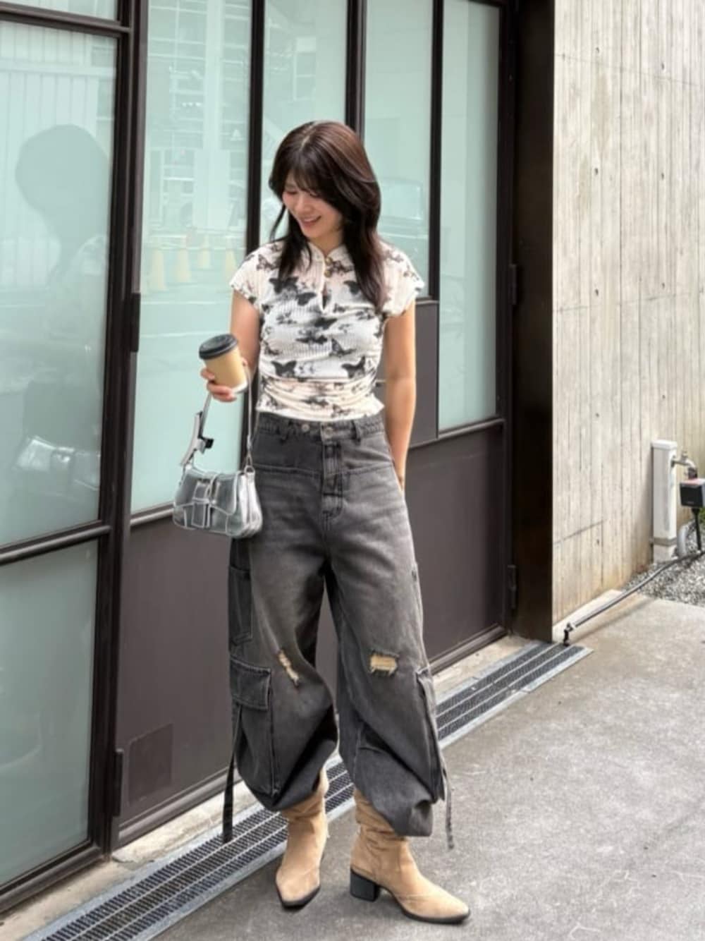 ホワイト系のTシャツ/カットソー、グレー系のデニムパンツ、シルバー系のショルダーバッグを着用したレディースの夏コーディネートの1枚目の写真