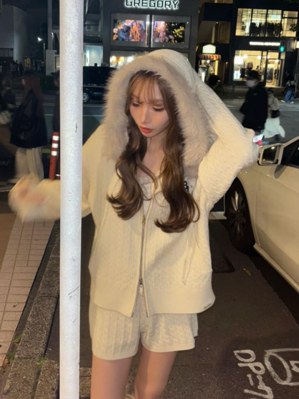 ベージュ系のパーカー、ベージュ系のその他パンツを着用したレディースの秋コーディネートの1枚目の写真