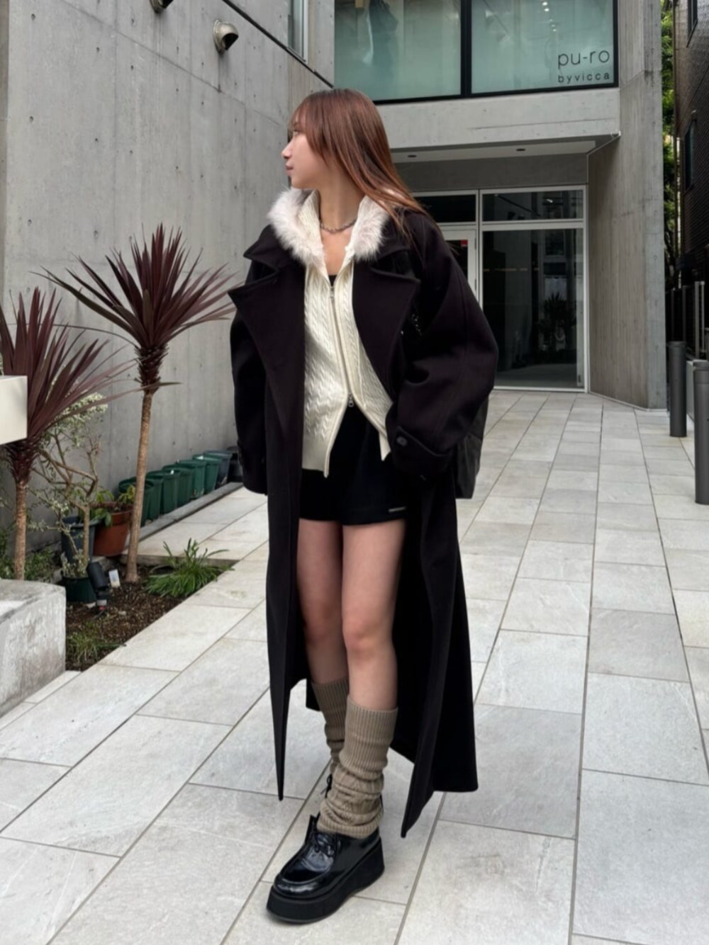 ブラック系のその他パンツ、ベージュ系のパーカー、ブラック系のその他アウターを着用したレディースの秋コーディネートの1枚目の写真