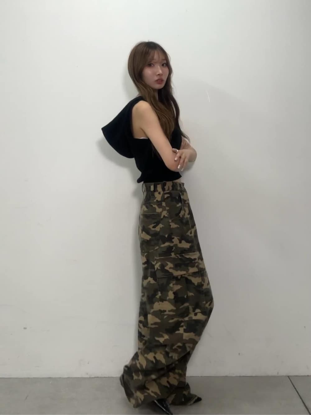 ブラック系のその他シューズ、ベージュ系のデニムパンツ、ブラック系のニット/セーターを着用したレディースの夏コーディネートの1枚目の写真