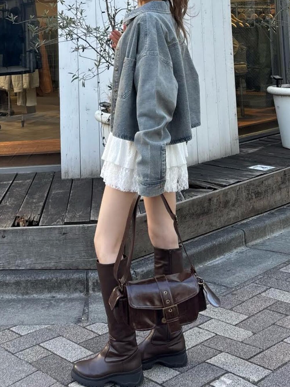 ブルー系のシャツ/ブラウス、ホワイト系のスカート、レッド系のショルダーバッグを着用したレディースの冬コーディネートの1枚目の写真