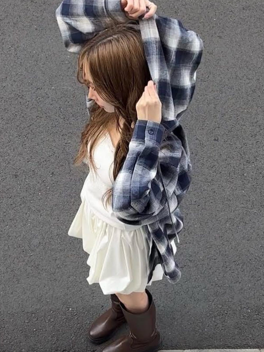 ブラック系のシャツ/ブラウス、ホワイト系のスカート、ブラック系のチューブトップを着用したレディースの冬コーディネートの1枚目の写真