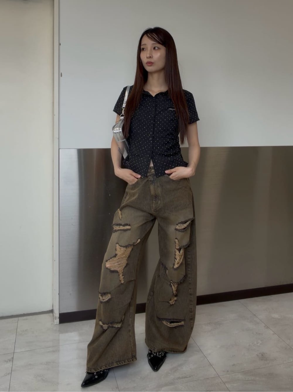 ブラック系のサンダル、ベージュ系のデニムパンツ、ブラック系のシャツ/ブラウスを着用したレディースの夏コーディネートの1枚目の写真