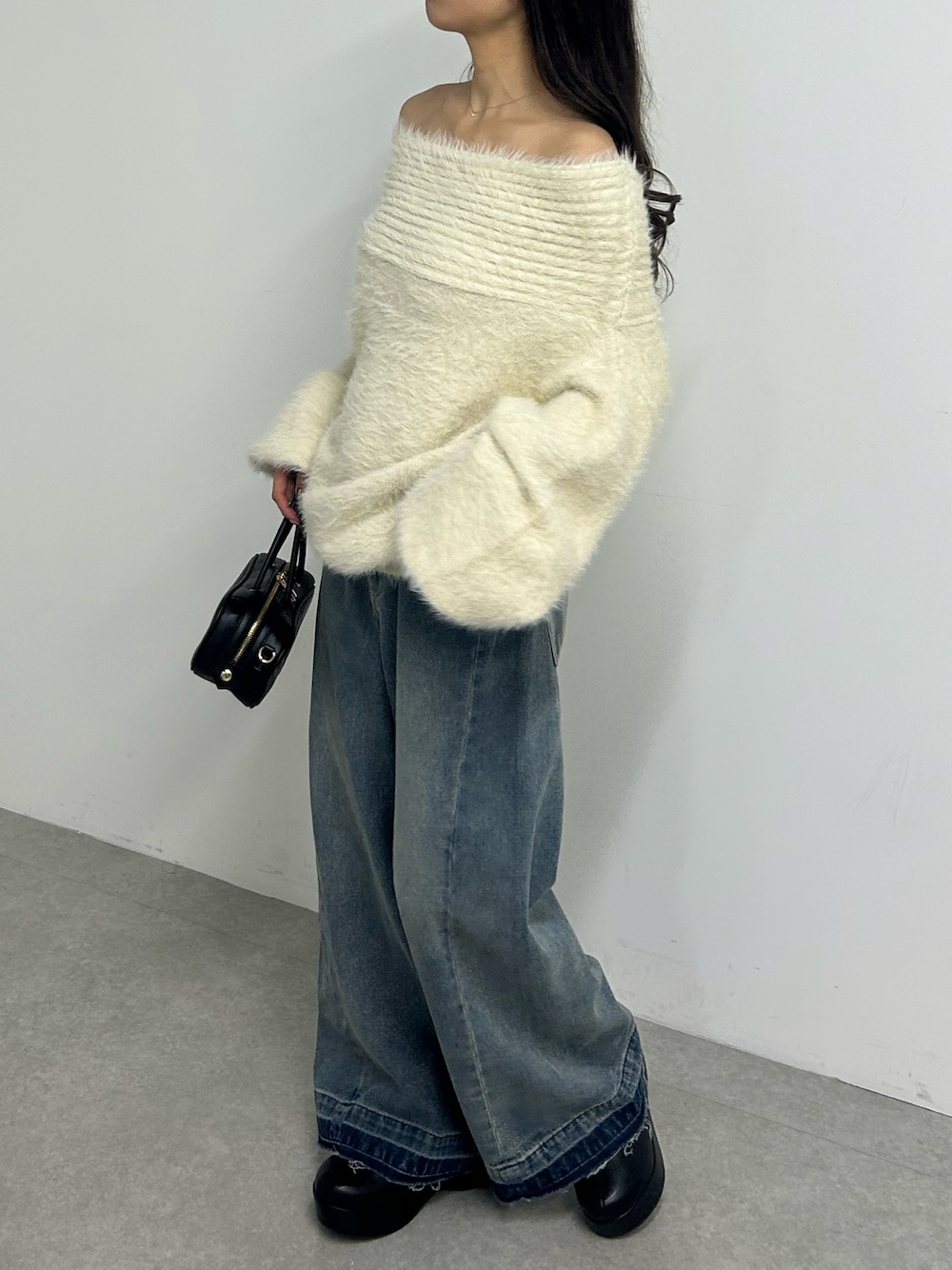 「最近のいい感じコーデ、Ray Cassin、オトナ女子、ニット、肩出し、骨格ウェーブ、オフショル、きれいめコーデ、イエベ秋、シャギーニット、デニム」｜「RAY CASSINのシャギーオフショルニット（ニット/セーター、グレー系）」を使った、RAYCASSIN_officialさん（レディース・157cm）の冬コーディネートの1枚目の写真