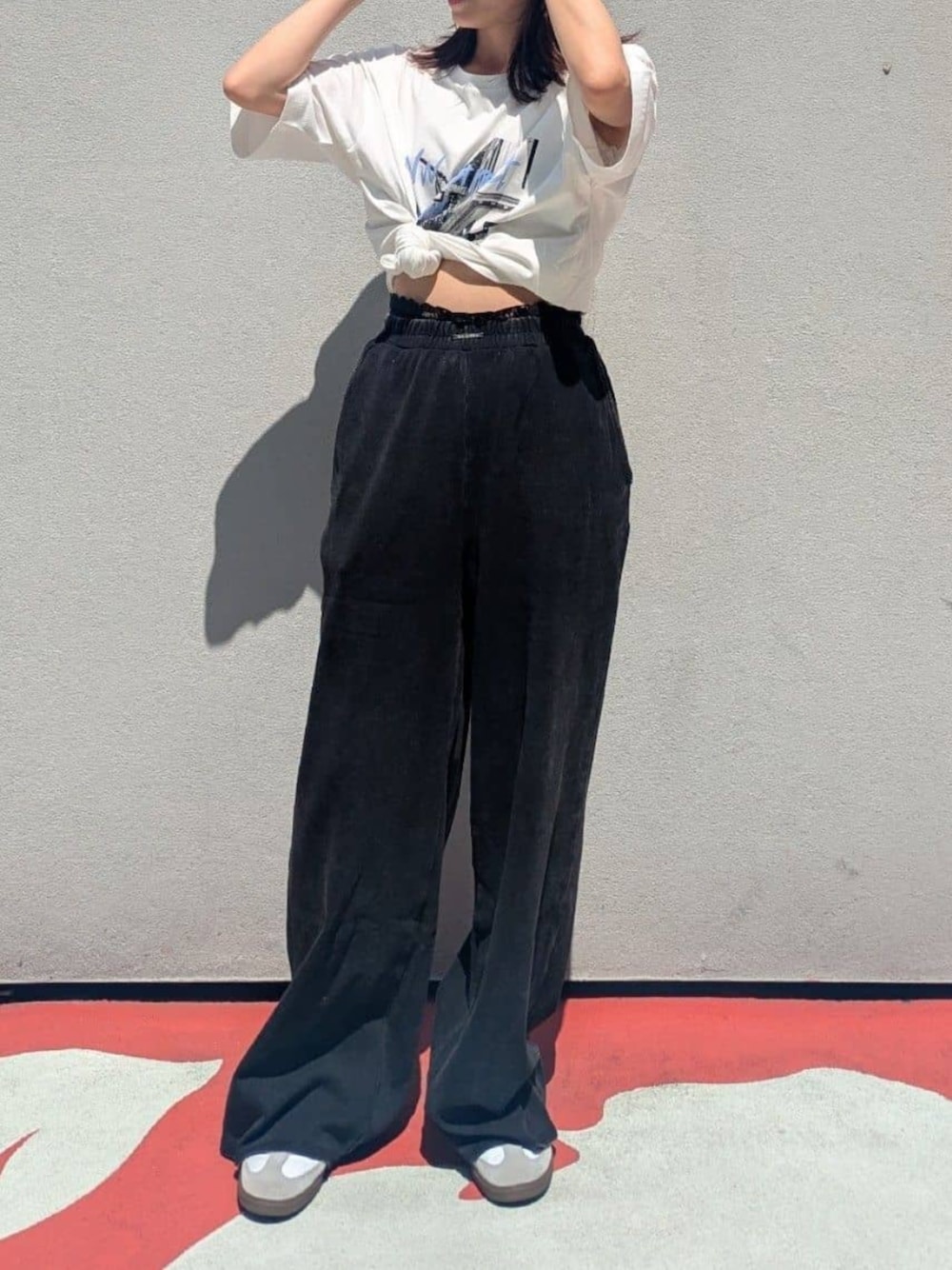 ブラック系のスウェットパンツ、ホワイト系のTシャツ/カットソーを着用したレディースの夏コーディネートの1枚目の写真