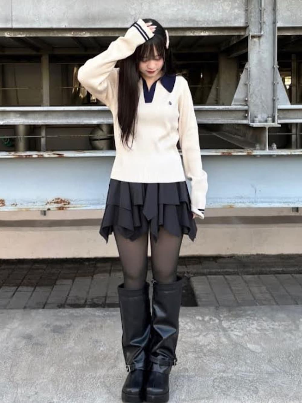 「RAY CASSINの胸刺繍スキッパーポロコンパクトニット（ニット/セーター、ホワイト系）」を使った、RAYCASSIN_officialさん（レディース・158cm）の冬コーディネートの1枚目の写真