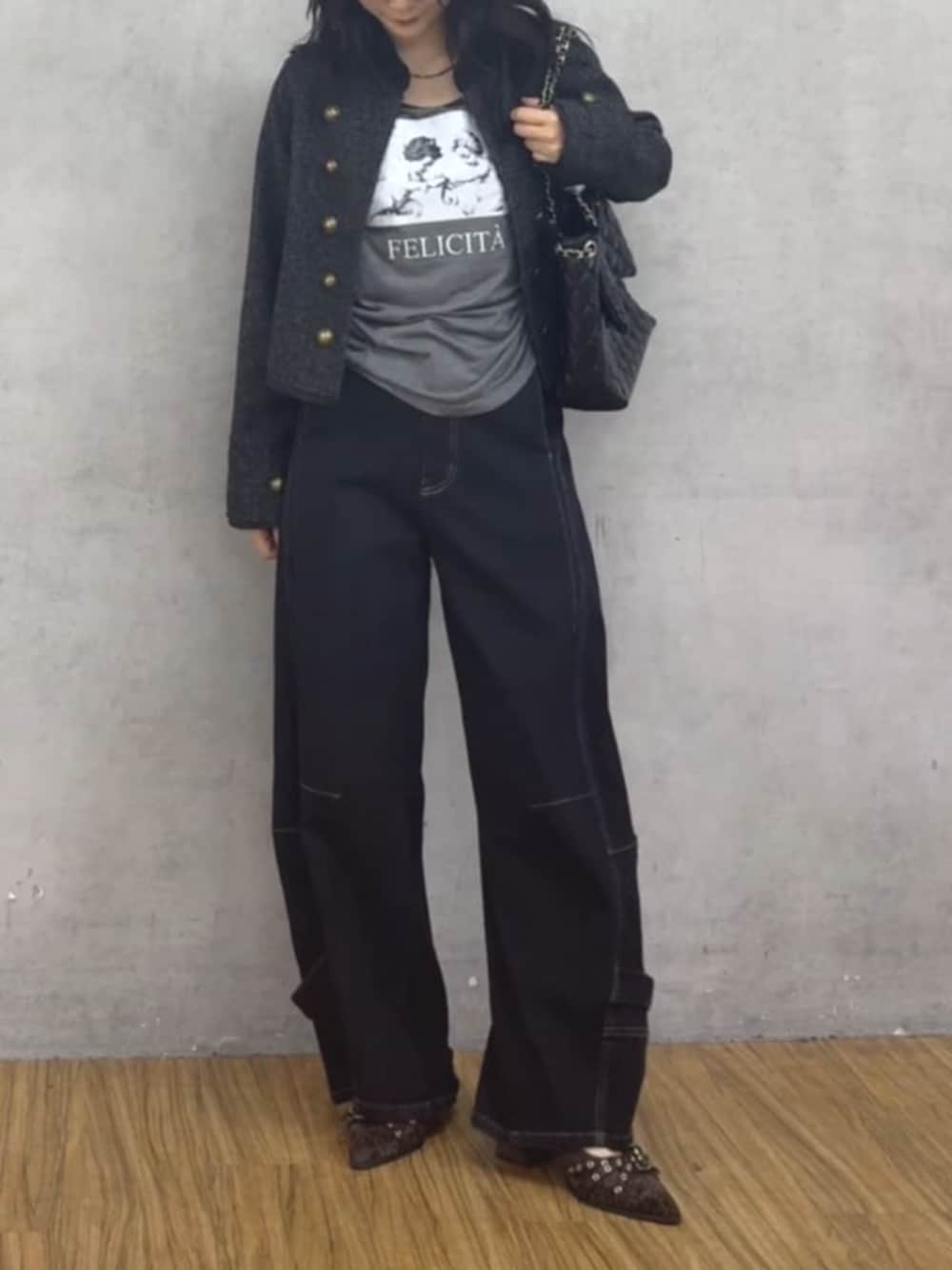 ブラック系のデニムパンツ、ブラック系のノーカラージャケット、グレー系のTシャツ/カットソーを着用したレディースの秋コーディネートの1枚目の写真