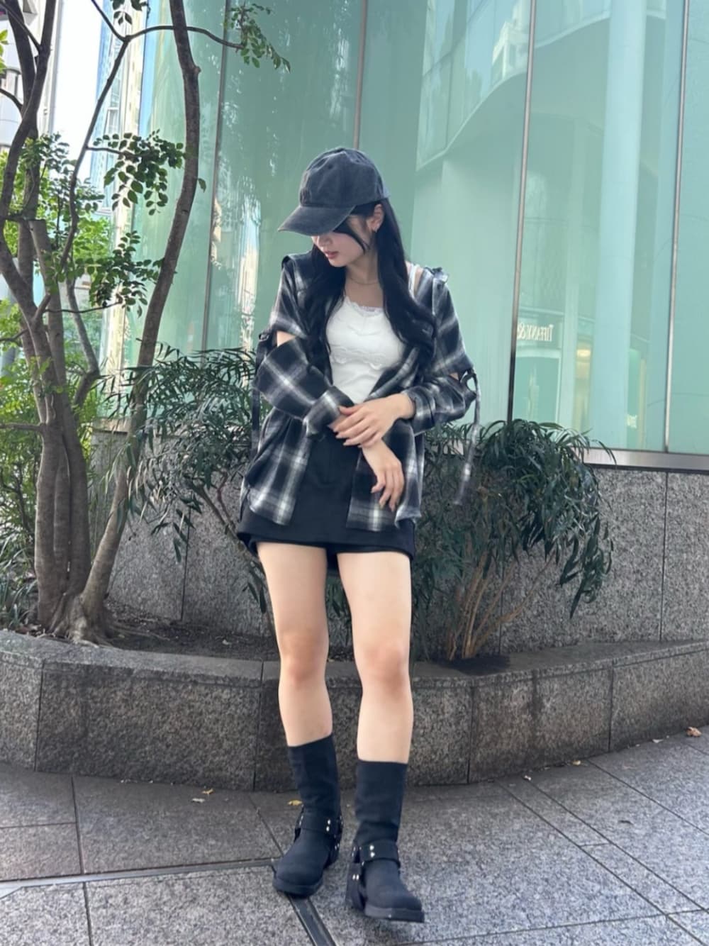 ホワイト系のキャミソール、ブラック系のスカート、ブラック系のシャツ/ブラウスを着用したレディースの秋コーディネートの1枚目の写真