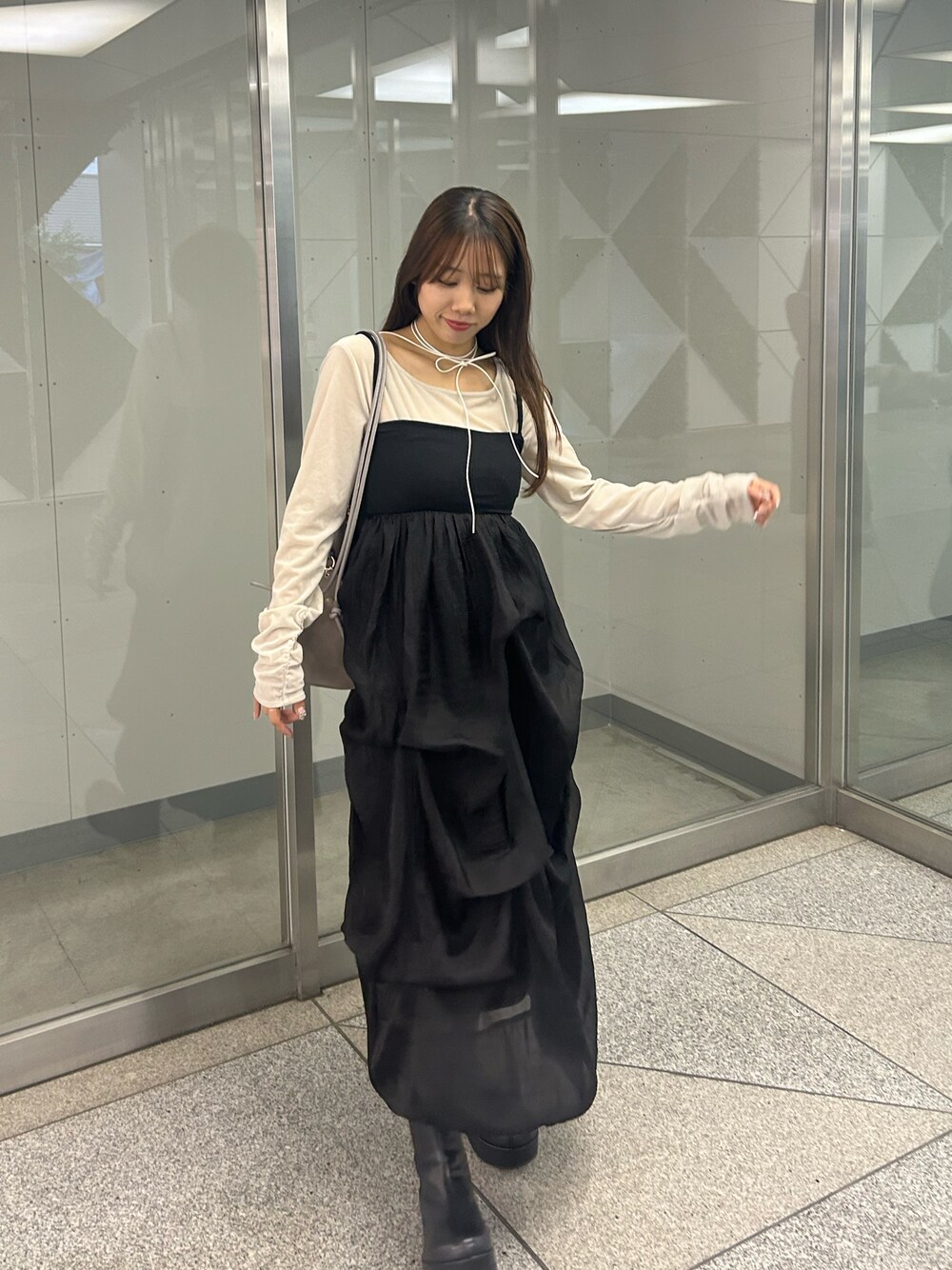 「お出かけコーデ、大人かわいい、きれいめカジュアル、秋冬、低身長コーデ、ブラック、秋」｜「RAY CASSINの【1枚でも、レイヤードも◎】チュールティアードベアワンピース（ワンピース、ブラック系）」を使った、RAYCASSIN_officialさん（レディース・157cm）の秋コーディネートの1枚目の写真