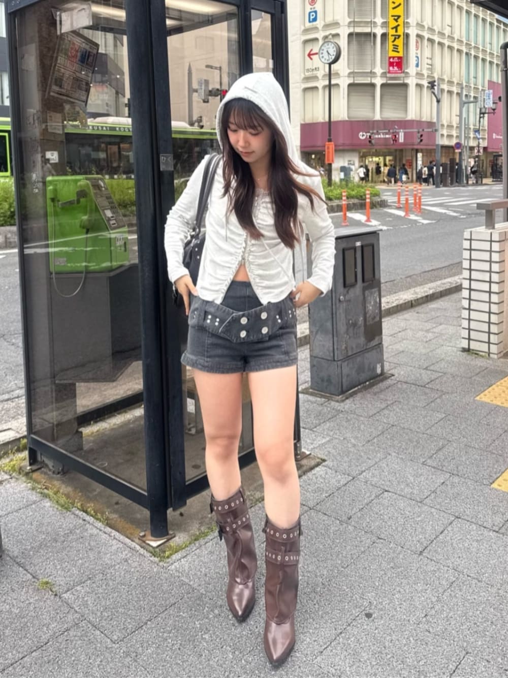 ブラウン系のブーツ、ブラック系のその他パンツ、ホワイト系のパーカーを着用したレディースの夏コーディネートの1枚目の写真