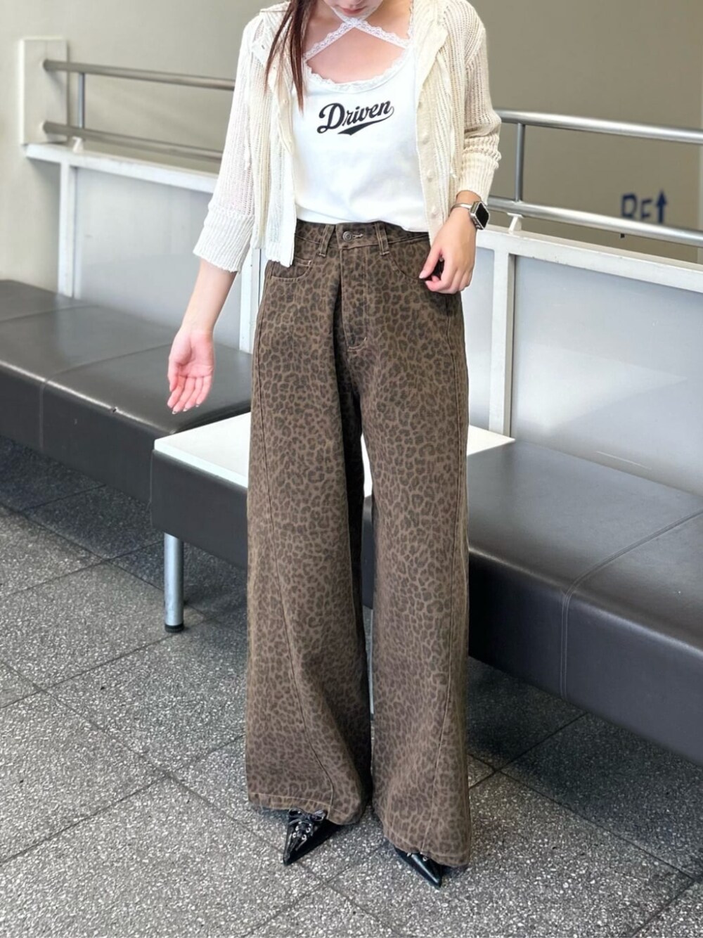 ホワイト系のキャミソール、ブラウン系のデニムパンツ、ホワイト系のニット/セーターを着用したレディースの夏コーディネートの1枚目の写真