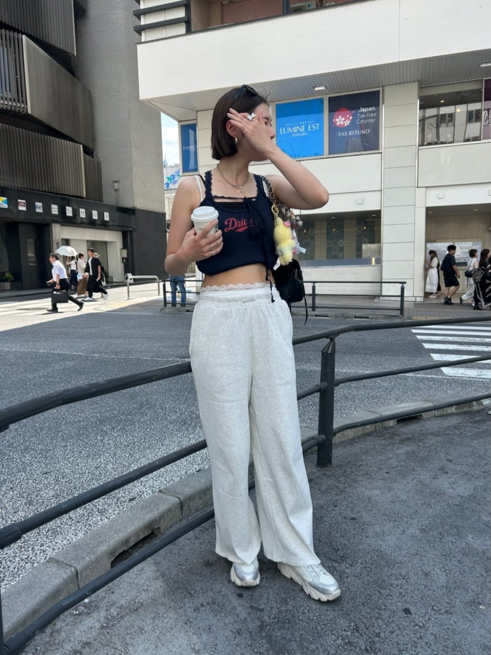 ホワイト系のスウェットパンツ、ブルー系のキャミソールを着用したレディースの夏コーディネートの1枚目の写真