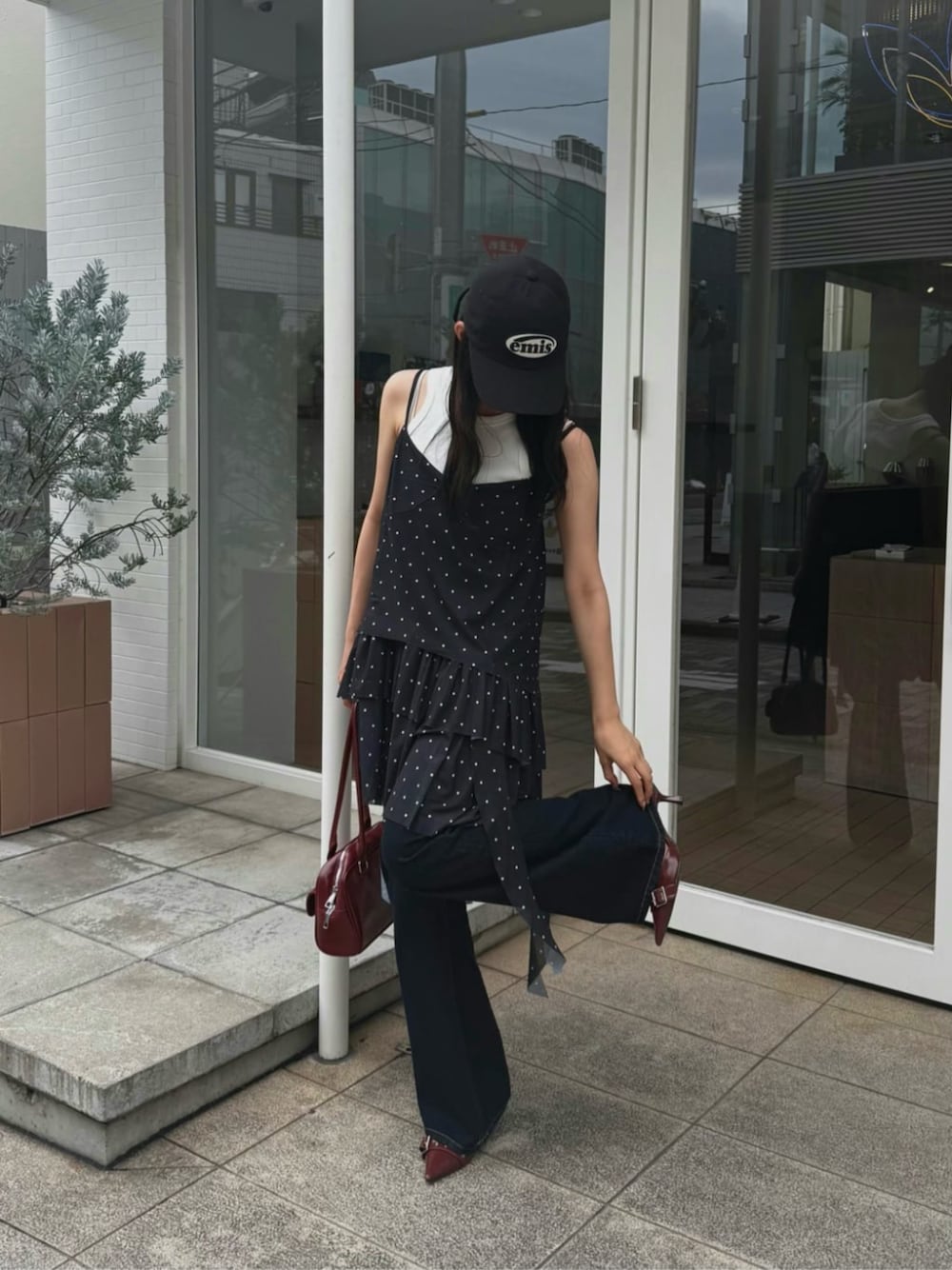 「デニム、ノースリーブ、ワンピース、休日スタイル、お出かけコーデ、夏コーデ、大人かわいい、大人ガーリー、フェミニンコーデ、骨格ストレート、骨スト、キャミワンピ、ドット、フレアデニム」｜「RAY CASSINの【ウエスト調節可/2サイズ展開】フレアデニムパンツ（デニムパンツ、ブルー系）」を使った、RAYCASSIN_officialさん（骨格ストレート・レディース・158cm）の夏コーディネートの1枚目の写真