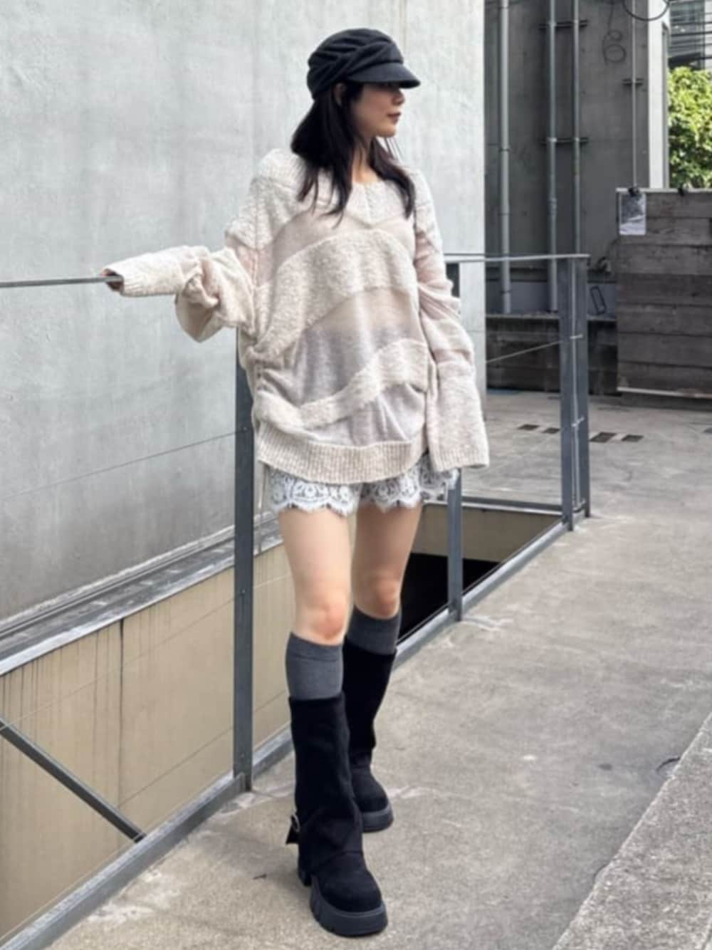 ブラック系のブーツ、グレー系のその他パンツ、ホワイト系のニット/セーターを着用したレディースの秋コーディネートの1枚目の写真