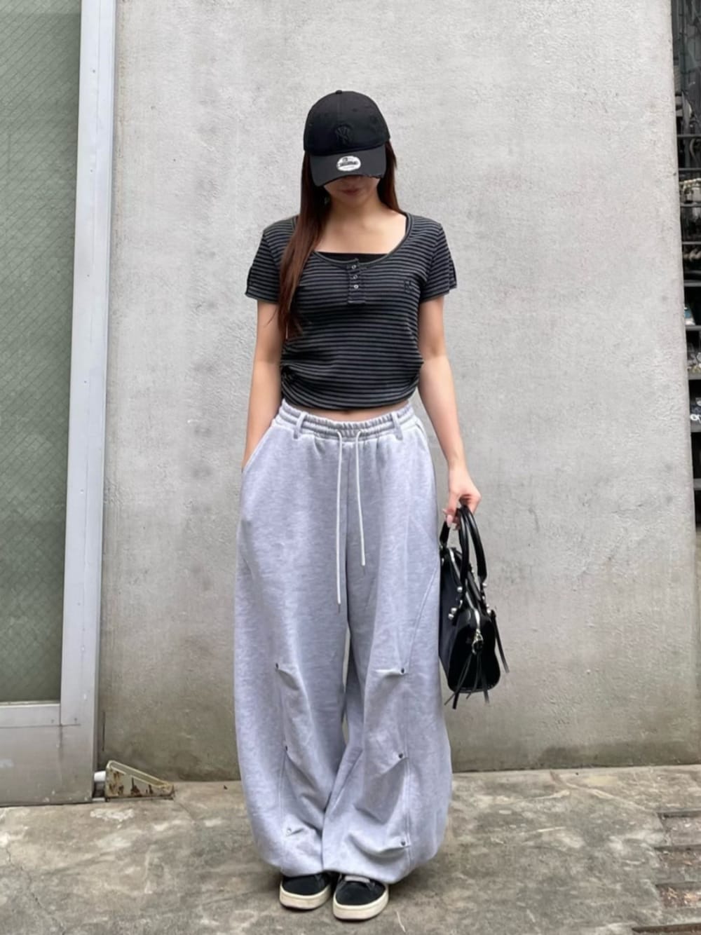 グレー系のTシャツ/カットソーを着用したレディースの春コーディネートの1枚目の写真