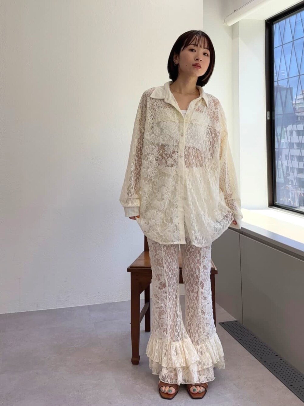 ベージュ系のその他パンツ、ベージュ系のシャツ/ブラウスを着用したレディースの夏コーディネートの1枚目の写真