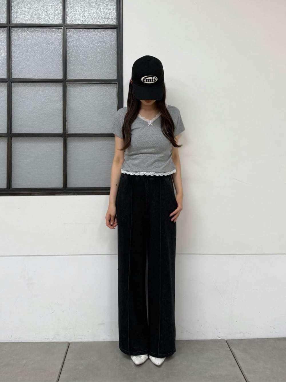 「キャップ、大人女子、夏服コーデ、大人カジュアルコーデ、Tシャツコーデ、スェットパンツ、レース、骨格ストレート、骨スト」｜「RAY CASSINのレースVネックギャザーコンパクトT（Tシャツ/カットソー、グレー系）」を使った、RAYCASSIN_officialさん（骨格ストレート・レディース・158cm）の春コーディネートの1枚目の写真