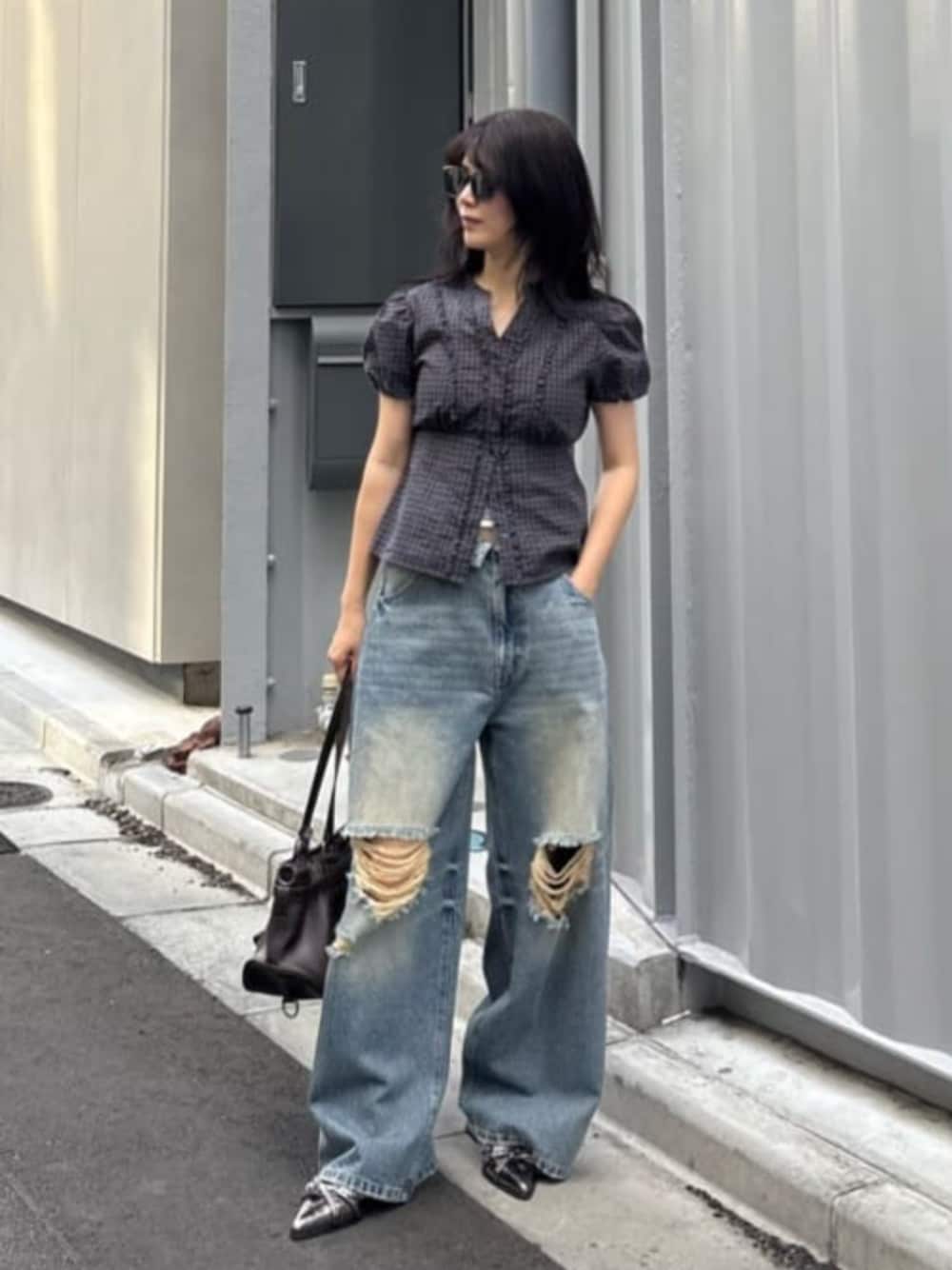 ブルー系のシャツ/ブラウス、ブルー系のデニムパンツ、シルバー系のその他シューズを着用したレディースの夏コーディネートの1枚目の写真